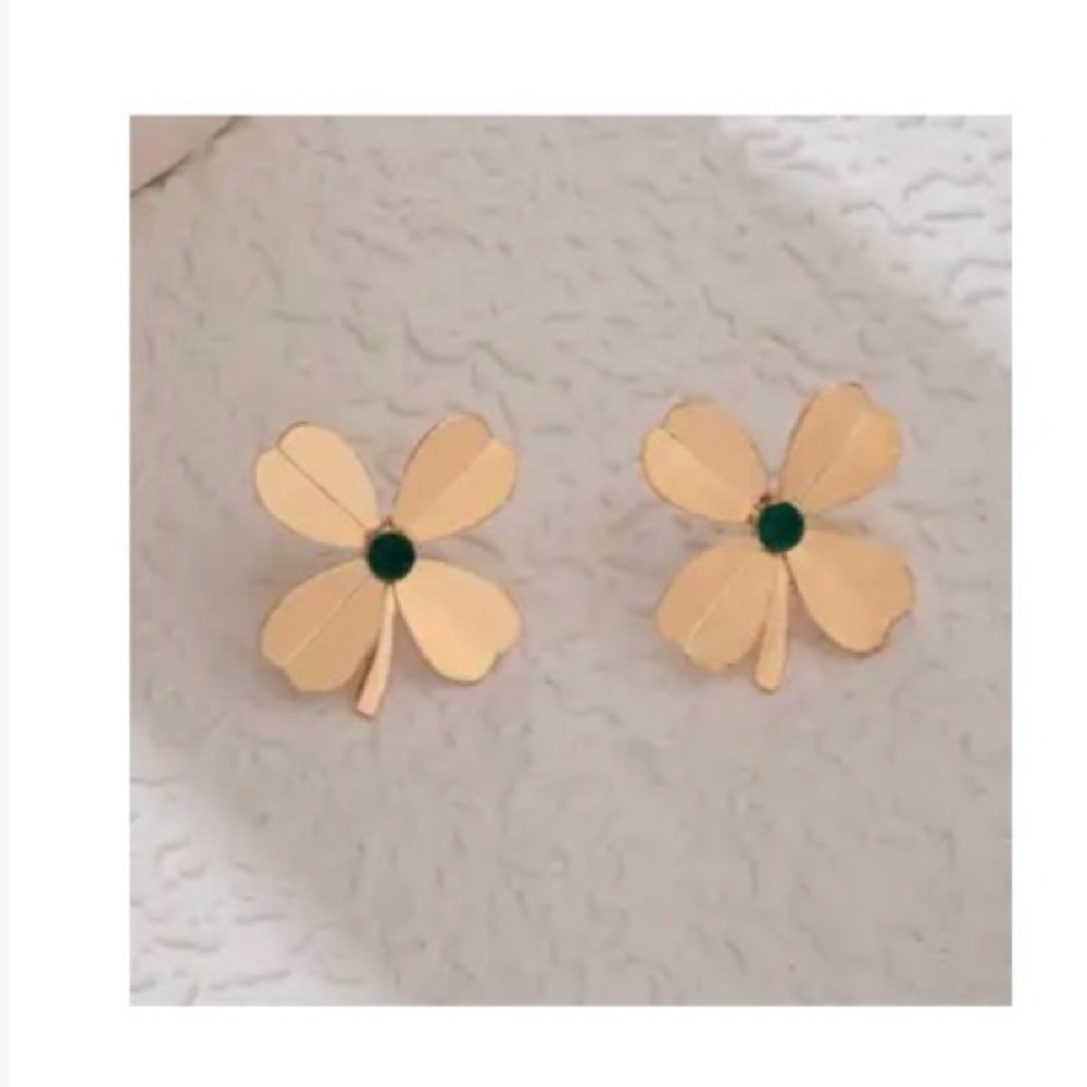 Elegant Gold and Green 4 leaf clover 🍀 Earrings